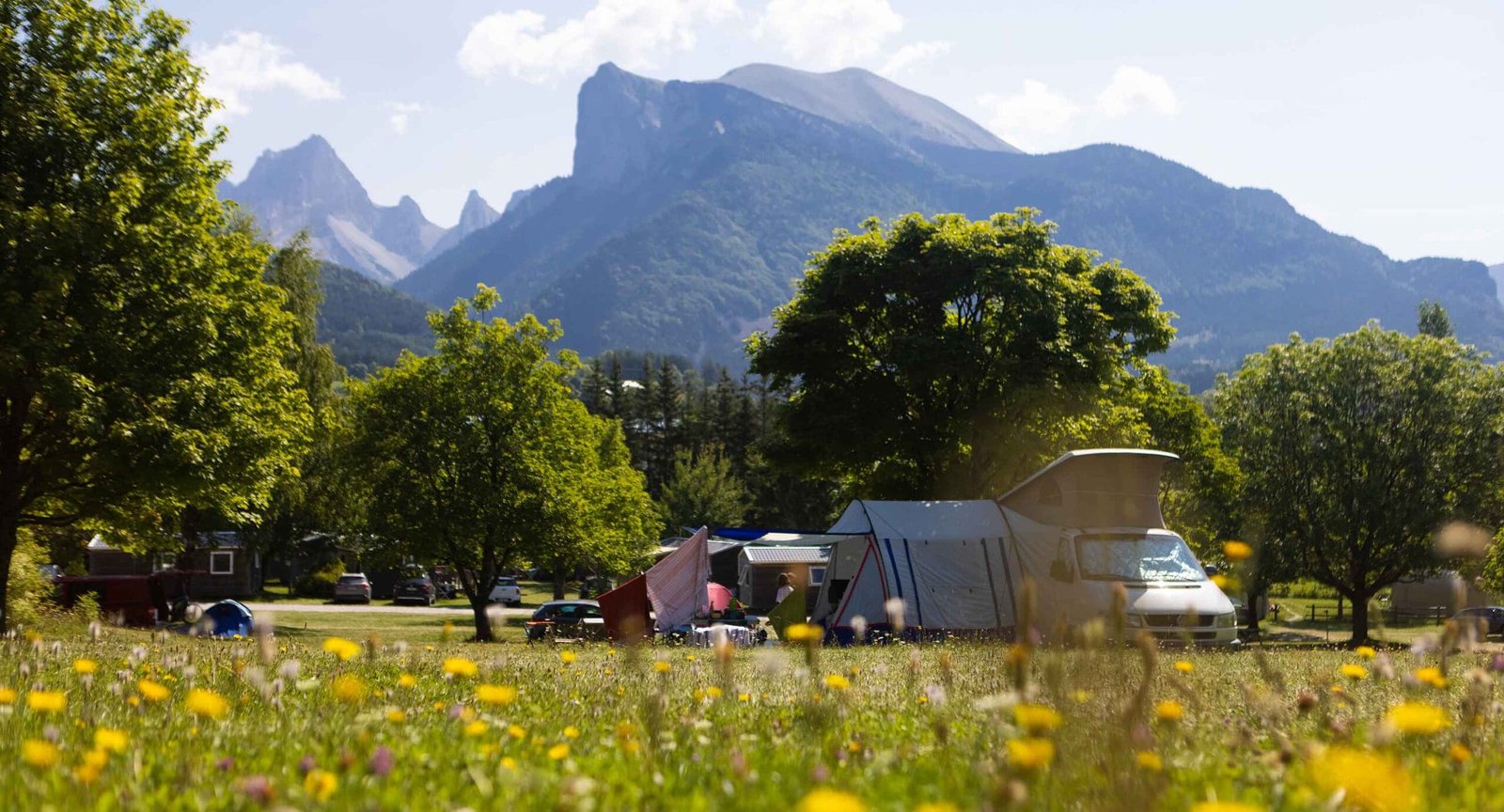 Emplacement de camping dans les Alpes