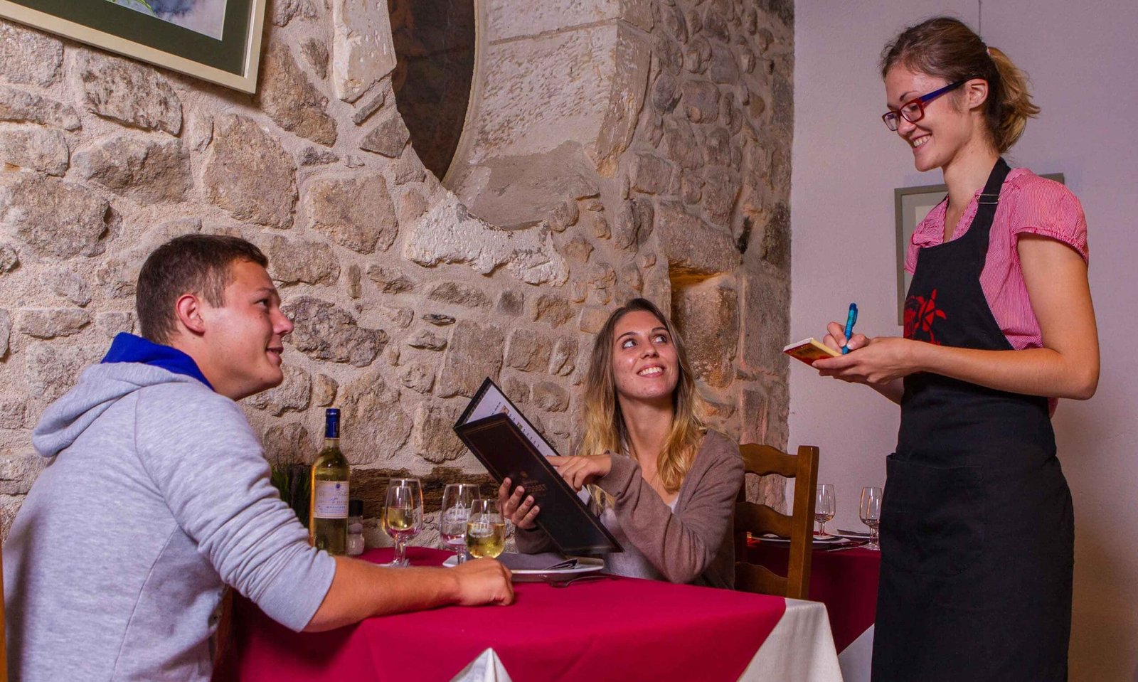 Restaurant dans le château au camping en Dordogne Château le Verdoyer